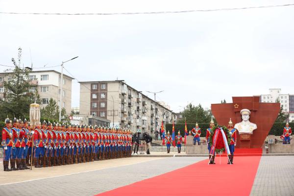 Ерөнхийлөгч У.Хүрэлсүх, В.В.Путин нар Г.К.Жуковын хөшөөнд цэцэг өргөв