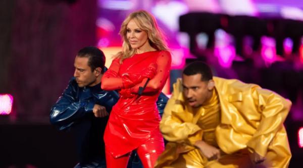 Алдарт дуучин Кайли Миног аялан тоглолтоо хийнэ