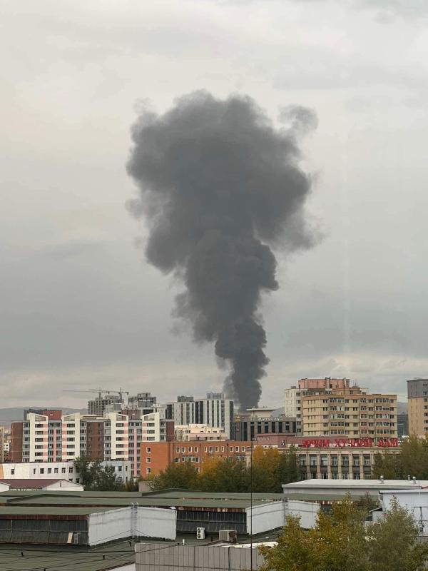 НОБГ: Грашийн дээврийн хэсэгт гарсан галыг унтраахаар ажиллаж байна