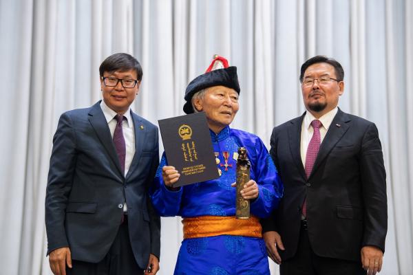 Чинагийн Галсан &ldquo;Мэргэн ном&rdquo; цомын эзэн боллоо