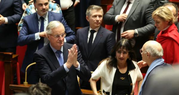 Францчууд Ерөнхий сайдаа түлхэн унагалаа