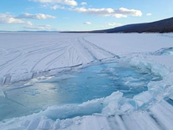 Мөс цөмөрч, суусан "Лексус-450" машинтай иргэдийг татаж гаргажээ