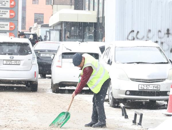 Зам, талбайн цас, мөс цэвэрлэж байна