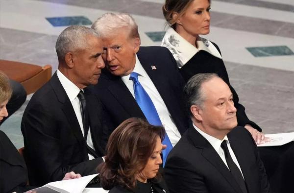 Д.Трамп оршуулган дээр Б.Обамад чухам юу гэж шивнэв