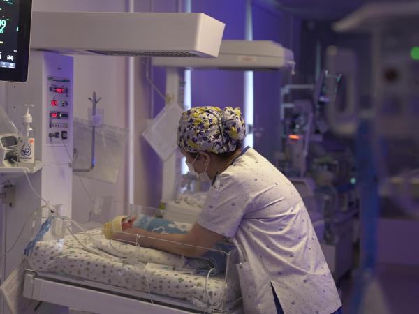 Нярайн уушгины даралт тогтвортой үргэлжлэх хам шинжийн эмчилгээний шинэ технологийг нэвтрүүллээ