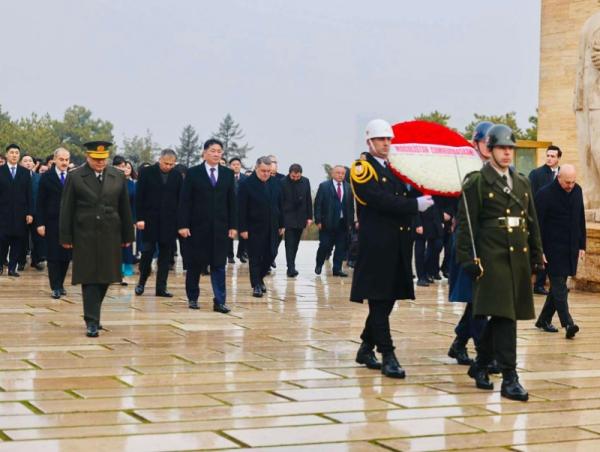 Монгол Улсын Ерөнхийлөгч У.Хүрэлсүх “Ататуркийн бунхан цогцолбор”-т хүндэтгэл үзүүллээ