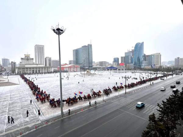 Сүхбаатарын талбайд иргэд морьтой жагсаж байна