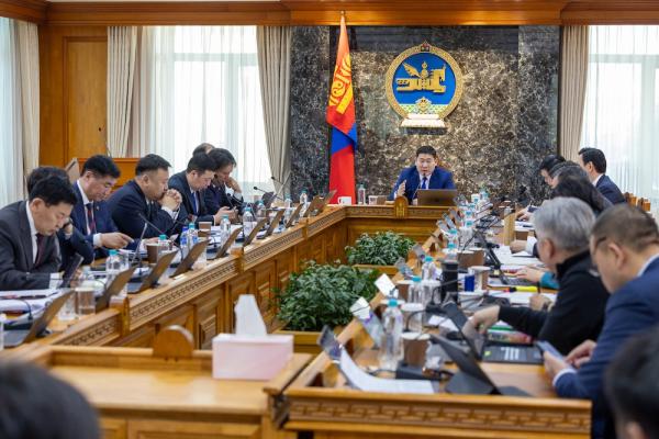 Засгийн газар хуралдаж байна