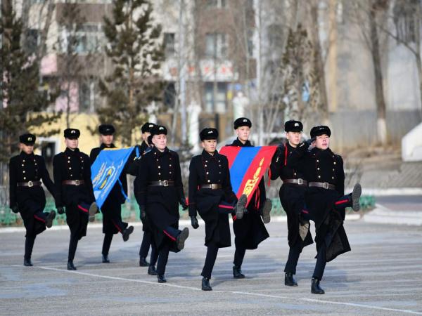 Монгол Улсын төрийн далбааг мандуулах ёслолыг “Тэмүүжин Өрлөг” сургуулиас эхлүүллээ