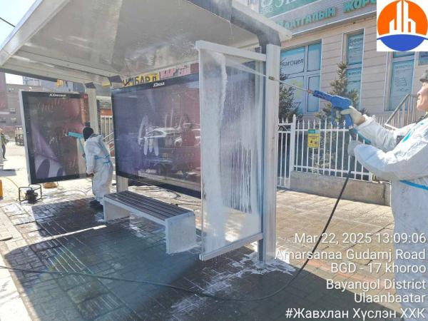Бүх нийтийн цэвэрлэгээгээр хогийн сав, сандал, автобусны зогсоолуудыг угааж, цэвэрлэв