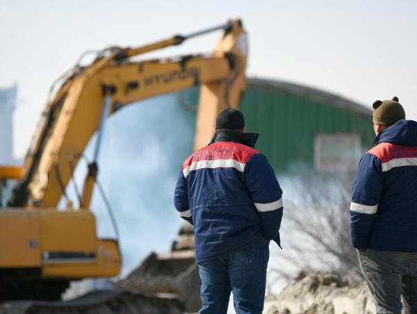 Зөвшөөрөлгүй барьсан гүүрийг буулгаж, орц гарцыг чөлөөлж байна