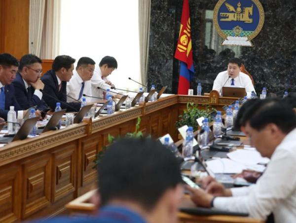 Засгийн газар хуралдаж байна