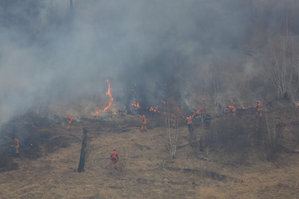 Сэлэнгэ аймгийн Ерөө сум дахь түймрийн голомтод салхитай байна