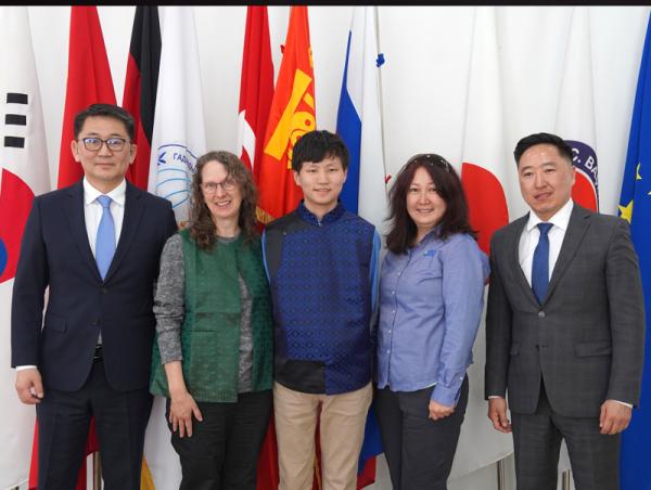 АНУ-ын гэр бүлд үрчлэгдсэн Елиа Гэгээ Норрис хүүг хүлээн авч уулзлаа