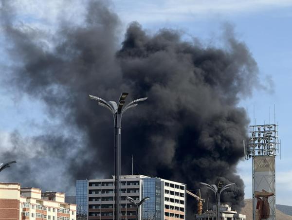 Барилгын нэг давхарт шалны материал шатаж байсан галын тархалтыг зогсоож, бүрэн унтраахаар ажиллаж байна