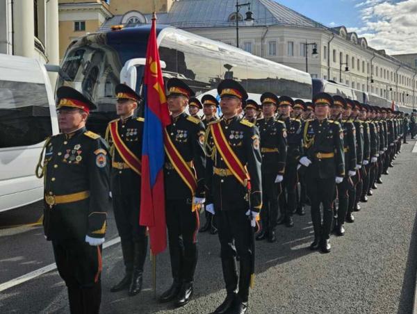 Монгол цэргүүд Москвагийн Улаан талбайд ёслолын жагсаалаар алхана
