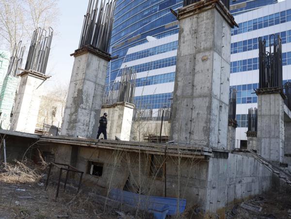 Бусдын эзэмшил газарт зөвшөөрөлгүй барьж буй “Оргил МГЛ” ХХК-ийн барилгын каркасыг албадан буулгаж, газрыг чөлөөлж байна