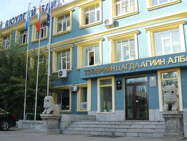 Урсгал сөрсөн жолоочийг 50000 төгрөгөөр торгож, жолоодох эрхийг хасжээ