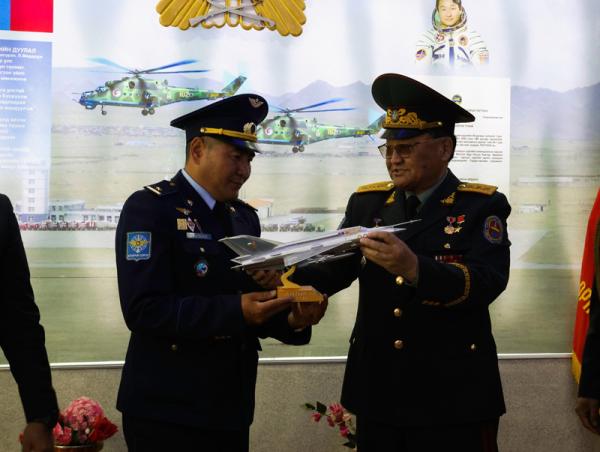 Зэвсэгт хүчний 337 дугаар ангийг сансрын нисгэгч, хошууч генерал Ж.Гүррагчаагийн нэрэмжит болголоо