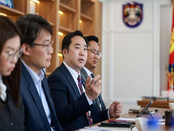 Гэр хорооллыг нүүрснээс нарны эрчим хүч рүү шилжүүлэх төслийн талаар санал солилцов