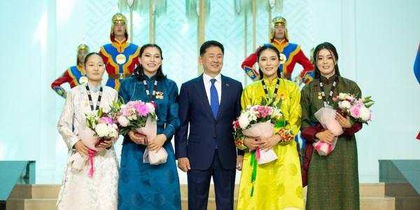 Ерөнхийлөгч У.Хүрэлсүх 3х3 сагсанбөмбөгийн тамирчдад төрийн дээд цол, одон, медаль гардууллаа