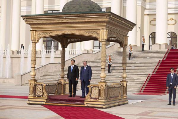 Монгол Улсын Ерөнхийлөгч У.Хүрэлсүхийг албан ёсоор угтлаа