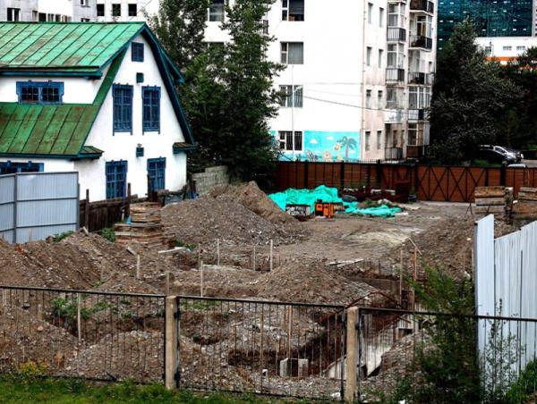 Богд хааны Хүрэн ордны зүүн талын барилгын ажлыг зогсоож, хуулийн дагуу газрыг буцаан авна