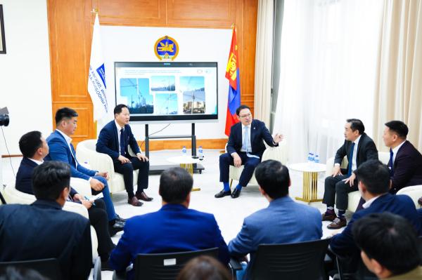 Нийслэл хотын төв болон бусад хэсгээр гэрлийн шон, барилга байгууламжийн дээврээр татагдсан кабелийг цэгцэлнэ