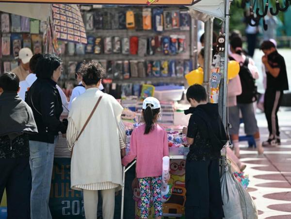 Өнөөдрийн байдлаар 10 байршилд хичээлийн хэрэгсэл, хувцас, ном болон бусад эд зүйлсийн нэгдсэн худалдааг дэлгээд байна