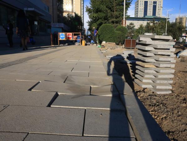 Шинээр хийсэн явган хүний замын 189 ам.метр талбайг хүнд даацын машинаар эвджээ