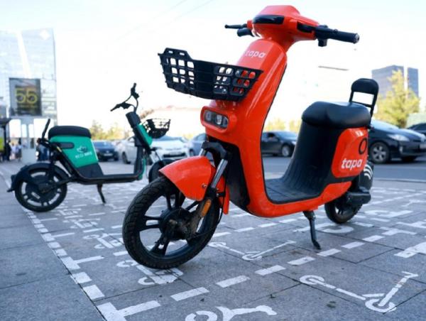 Цахилгаан дугуй, скүүтэрийн зогсоол хийж байна