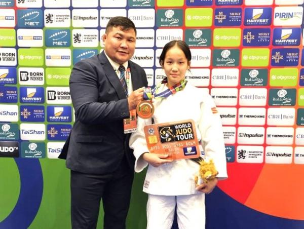 Б.Хулан Жүдо бөхийн ДАШТ-ээс хүрэл медаль хүртлээ