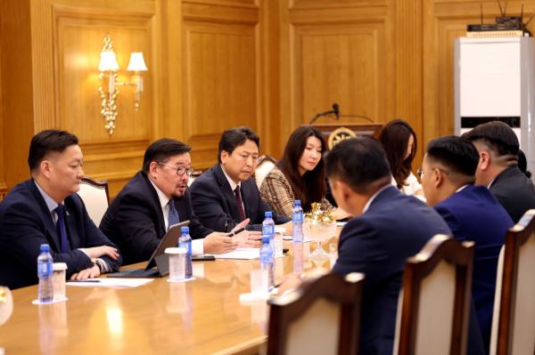 Ачаалал хэтэрсэн сургуулиудад шуурхай зохицуулалт хийхийг Ерөнхий сайд үүрэг болголоо