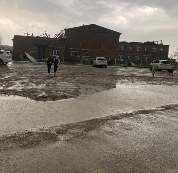 Нөөлөг салхины улмаас барилгуудын дээвэр, айлуудын гэр нурсан байна