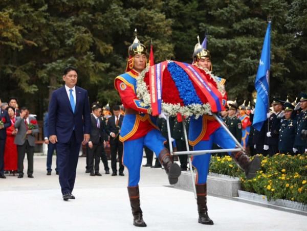 Монгол, Зөвлөлтийн амь үрэгдсэн дайчдад зориулсан дурсгалын хөшөөнд хүндэтгэл үзүүлж, цэцэг өргөлөө