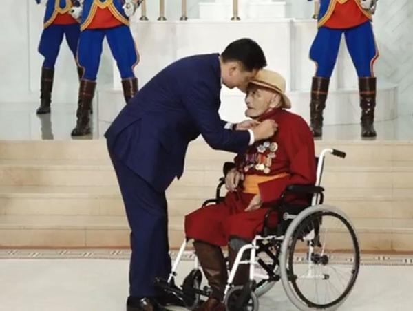 Ахмад дайчин У.Доржпаламд Монгол Улсын баатар цол олголоо