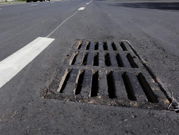 Төмөр замын авто зогсоол орчмын замыг хааж, борооны ус зайлуулах шугам угсарна