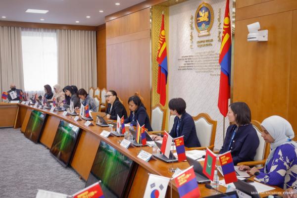 Эмэгтэйчүүдийнхээ улс төрийн манлайлал, эдийн засгийн эрх чөлөөг дэмжсэн улс орон ядуурлыг бууруулж, өрсөлдөх чадвараа нэмэгдүүлдэг