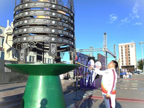 Монголын бүх ард түмний спортын наадмын галт бамбарыг улсын арслан Э.Батмагнай асаалаа