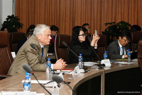 &ldquo;Ардчилсан Үндсэн хуульт засаглалыг бэхжүүлэх" сэдвээр 10 улсын эрдэмтэн, судлаачид хэлэлцүүлэг өрнүүлж байна