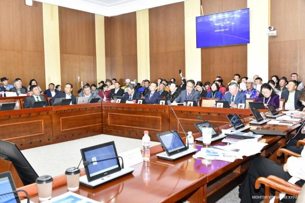 &ldquo;Халзан бүрэгтэй&rdquo; орд газрын ашиглалт, байгаль орчинд үзүүлэх сөрөг нөлөөлөл, эрсдэлийг нарийвчлан судлах сэдэвт ерөнхий хяналтын сонсголд 60 иргэн үг хэлж, саналаа илэрхийлэв