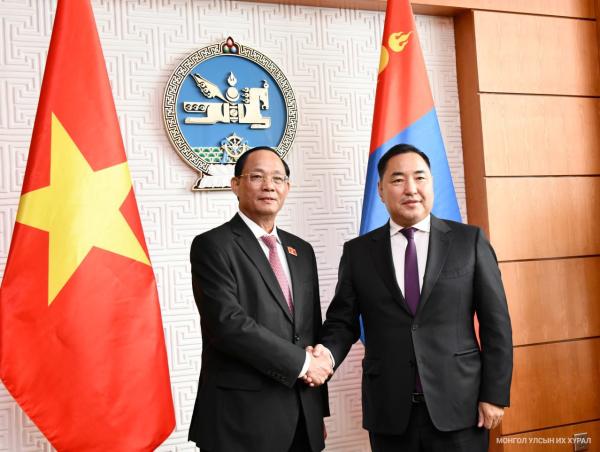 Бүгд Найрамдах Социалист Вьетнам Улсын Үндэсний Ассамблейн Тэргүүн дэд дарга Чан Куанг Фыөнг Монгол Улсад айлчилж байна