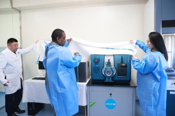 Хүүхдээс нэг дусал цус авч, 25–30 төрлийн бодисын солилцооны эмгэг илрүүлдэг болно