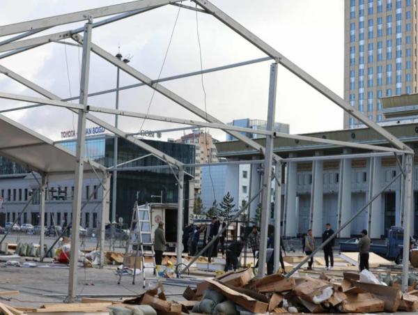 Төв талбайд барьсан "Динза Цондоолойгийн анд найзууд" НҮТББ-ын байгууламжийг буулгаж байна