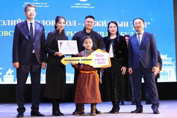 Гэр бүлээрээ боловсролын салбарт ажиллаж буй 8 өрхөд түрээслээд өмчлөх орон сууц олголоо