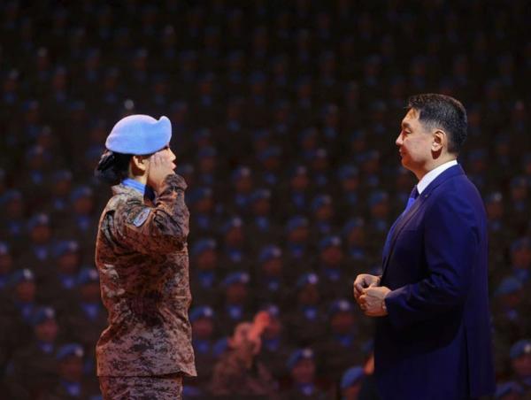 Ерөнхийлөгч У.Хүрэлсүх энхийг сахиулагчдад төрийн одон, медаль гардууллаа