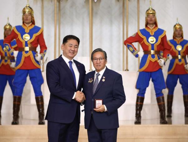 Бөөр, элэг шилжүүлэн суулгах аргыг нэвтрүүлж, нутагшуулсан Д.Нямсүрэн, О.Сэргэлэн нарт Ардын эмч цол хүртээлээ