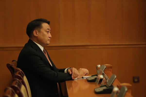 УИХ-ын гишүүн Д.Амарбаясгалангийн өмгөөлөгчид прокурорын дуудан ирүүлэх мэдэгдэх хуудсыг хүргүүлээд байна