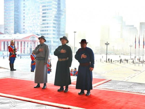 Эзэн Богд Чингис хааны хөшөөнд хүндэтгэл үзүүллээ