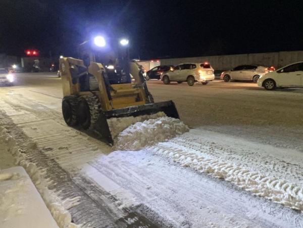 Авто зам болон явган зам дээр халтиргаа гулгаа үүсэхээс урьдчилан сэргийлж, давс, бодис цацаж, цэвэрлэж байна